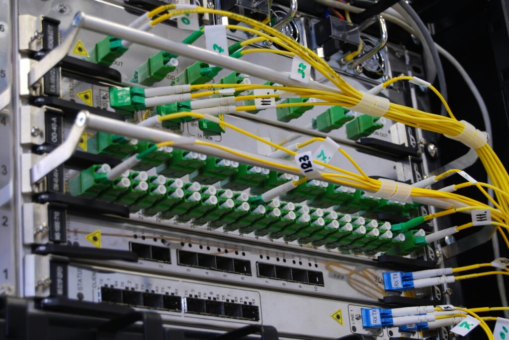 Equipamentos de telecomunicações e conexões de fibra óptica em rack de rede corporativa